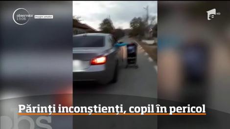 Doi părinţi din Gorj au fost filmaţi în timp ce îşi plimbau copilul aflat în cărucior, pe lângă maşina în care se aflau ei!