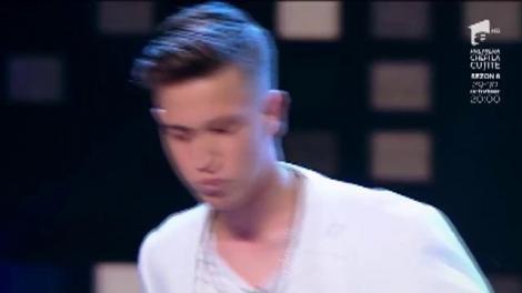 Robbie Williams - "Let me entertain you". Vezi cum cântă Eric Arendt, la X Factor!