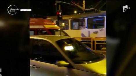 Un bărbat a fost lovit de un tramvai într-o staţie aflată în apropierea unui centru comercial pe bulevardul Timişoara din Capitală