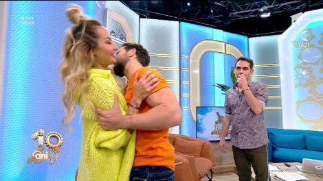 Atențieeee, s-au lăsat filmați! Dani Oțil și Flavia, săruturi adolescentine! Cum se pupau tinerii în liceu