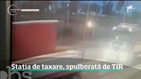 Accident inexplicabil pe Autostrada Soarelui! Un TIR a intrat cu viteză în staţia de taxare din Feteşti, a spulberat cabina şi un parapet