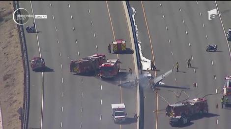 Un avion de mici dimensiuni, din perioada nazistă, s-a prăbuşit în miezul zilei pe o autostradă din Los Angeles