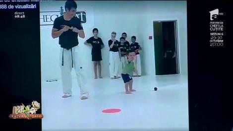 Smiley News: Un bebeluș imită un instructor de karate
