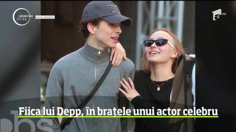 O nouă idilă la Hollywood. Fiica lui Johnny Depp, Lily-Rose Depp trăieşte o poveste de dragoste cu Timothee Chalamet