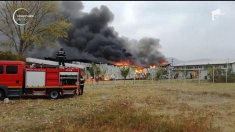 Incendiu de proporţii la o fabrică de textile din localitatea Măcin, judeţul Tulcea