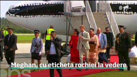 Meghan Markle face furori după ce a îmbrăcat, la un eveniment, o rochie cu tot cu etichetă. Jurnaliştii au fotografiat chiar şi preţul ţinutei