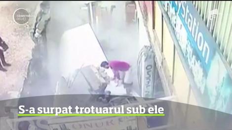 Imagini şocante surprinse în Turcia. Două femei au fost practic înghiţite de pământ după ce trotuarul pe care se aflau s-a surpat