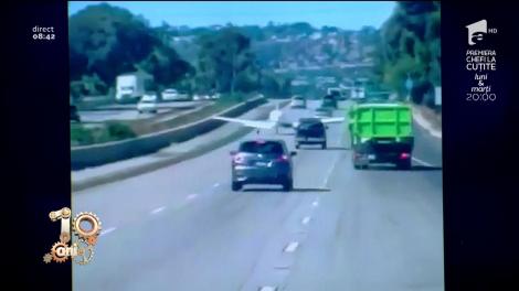 Smiley News! Mergi liniștit pe autostradă, iar un avion aterizează perfect lângă tine