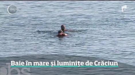 Baie în mare la sfârşitul lui octombrie. Asta au făcut câţiva turişti care au ajuns pe litoral. După două zile de iarnă, urmează zile numai bune de plajă