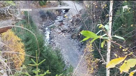 Acţiune spectaculoasă. Stânci detonate pentru degajarea drumului