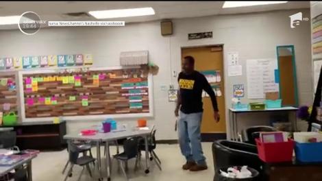 Surpriză pentru paznicul preferat. Copiii i-au cântat "La mulţi ani" în limbajul semnelor