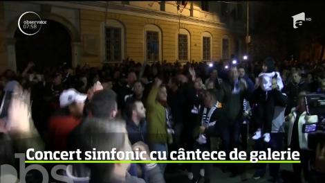Prestaţie inedită. Suporterii clujeni au fredonat cântecele din galerie pe acorduri de vioară şi trombon