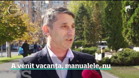 A venit vacanța, manualele, nu! Revoltaţi, părinţii cer ca de anul viitor să nu mai existe editura unică