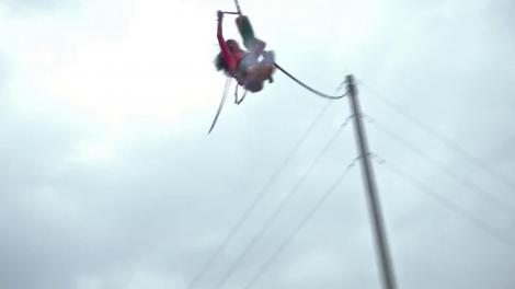 ”Am zburat cu peste 200 de kilometri pe oră!” Cati și George au sărit cu ”Praștia umană”