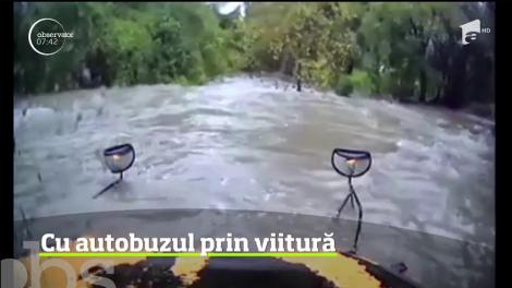 A intrat cu autobuzul şcolii direct în viitură. În Texas, un şofer a fost concediat şi pus sub acuzare, după ce s-a aventurat cu vehiculul prin torente