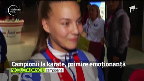 Cu lacrimi în ochi, cu aplauze şi cu galerie. Aşa au fost aşteptaţi la aeroport, micii campioni ai României la karate
