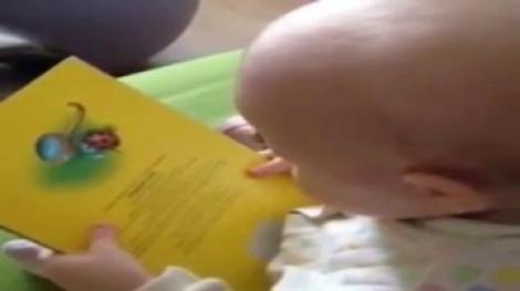 Acest bebeluș citește cea mai frumoasă poveste pe care ai auzit-o vreodată! Ce notă crezi că merită?