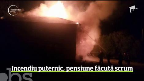Un incendiu violent a cuprins o pensiune din judeţul Buzău