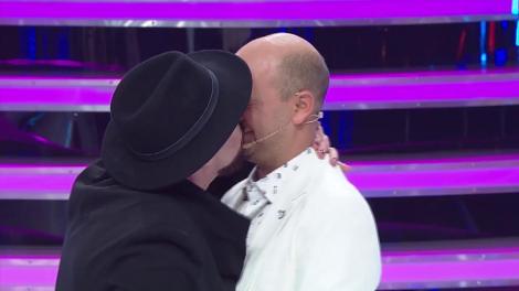 Scenă ȘOC pe scena Te cunosc de undeva! Cosmin Seleși sărutat pe gură de Romică Țociu: „Eu mă apropii foarte rar...”