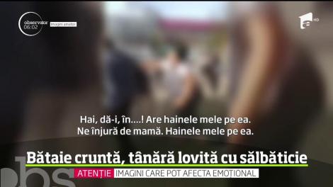 VIDEO interzis cardiacilor: O fată din Bistrița este LOVITĂ CU SĂLBĂTICIE de două colege la școală!
