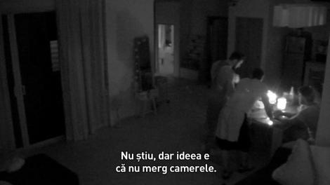 NOAPTE SĂLBATICĂ în dormitorul fetelor după ce o pană de curent oprește camerele și microfoanele din casă!