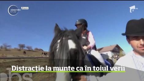 Vremea de vară din ultima lună de toamnă i-a scos pe oameni din case şi unde altundeva, dacă nu în aer liber şi curat, la munte