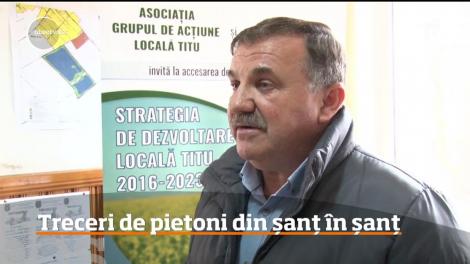 Treceri de pietoni care duc dintr-un şanţ în altul! Motivul, drumarii au sacrificat trotuarele ca să extindă şoseaua