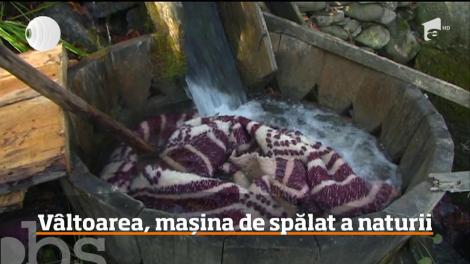 Vâltoarea, mașina de spălat a naturii. Localnicii de pe Valea Pietrişului spală așa de când se ştiu