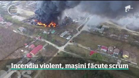Incendiu violent în Craiova, maşini făcute scrum. De aproape nouă ore, pompierii se luptă să stingă flăcările