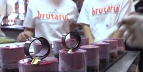 Cofetarii şi-au declarat cel mai dulce "război" în cadrul unui curs de torturi ţinut în Harghita, în care au învăţat de toate de la un maestru cofetar