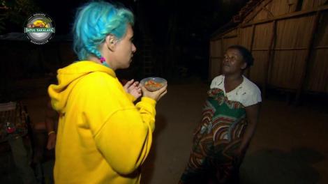 Sorana dă la schimb un tricou pentru mâncare: "Am un cadou pentru tine"