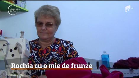 Rochia din frunze uscate, creată la Galaţi. Cum a fost făcută şi cât costă