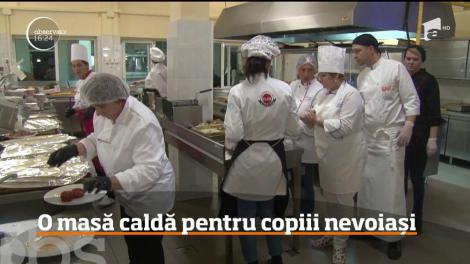 O masă caldă pentru copiii nevoiași. Cel mai mult s-au extaziat în faţa ruladei de porc cu ciuperci