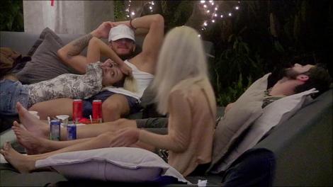 Hannelore îi caută atenția lui Andi