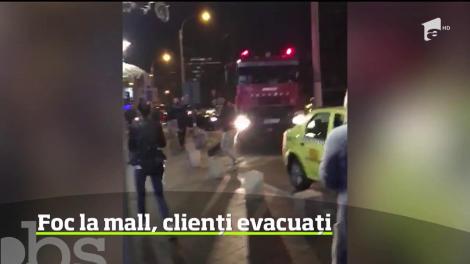 Un mall din București a fost evacuat din cauza unui incendiu