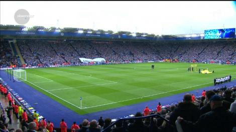 Fostul proprietar al echipei britanice Leicester, care a murit după ce s-a prăbuşit cu elicopterul chiar lângă arena sportivă, a fost omagiat de suporteri înaintea unui meci