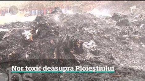 Pericolul creşte cu fiecare oră la Ploieşti, din cauza norului de fum toxic care s-a întins pe 30 de kilometri. Specialiştii de la garda de mediu au măsurat cantităţile de substanţe nocive