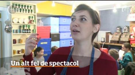 Actorii singurului teatru de păpuşi din lume care îşi folosesc picioarele au făcut show la Sibiu