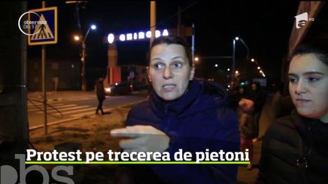 Protest inedit la ieşirea din Timişoara. Zeci de localnici au traversat încontinuu o şosea, pe trecerea de pietoni