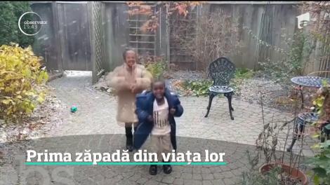 Imagini emoţionante. Doi copii refugiaţi se bucură de prima ninsoare din viaţa lor