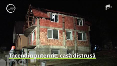 Incendiu violent la Oradea, unde o vilă a luat foc