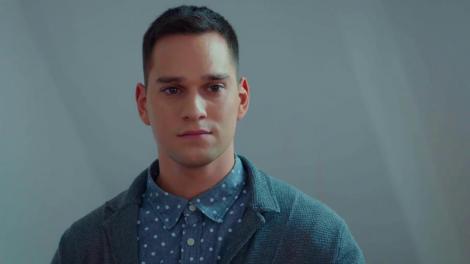 Ioan îi oferă un trandafir Anei şi îi face o declaraţie de dragoste: "Te iubesc!"