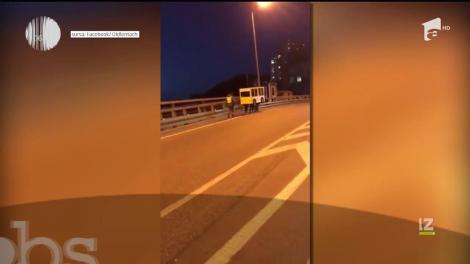Câţiva tineri glumeţi din Extremul Orient al Rusiei, au găsit o metodă originală să traverseze un pod interzis pietonilor