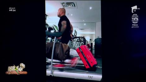 Smiley News. Antrenament pentru turiștii care întârziere de obicei. Cu bagajul de mână, pe banda de alergat!