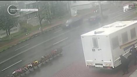 Accident cumplit la Suceava surprins de camerele de supraveghere! O mama cu un bebeluş în cărucior a fost lovită în plin de o maşină