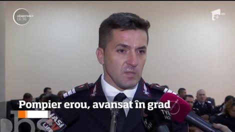 Un pompier din Iaşi şi-a riscat viaţa salvând o bătrână imobilizată la pat a cărei casa ardea