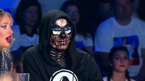 Zila Mike cântă, la X Factor, melodia "Velociraptorul Dance"