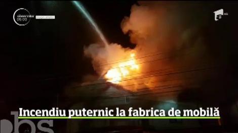 Incendiu violent la o fabrică de mobilă din Târgovişte