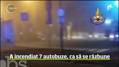 Un bărbat din Italia a incendiat șapte autobuze pentru că nu a fost lăsat să circule fără bilet