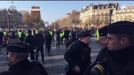 E haos pe şoselele din Franţa! Cel puţin un om a murit şi zeci de persoane au fost rănite în timpul protestelor violente declanşate de creşterea preţurilor la carburanţi